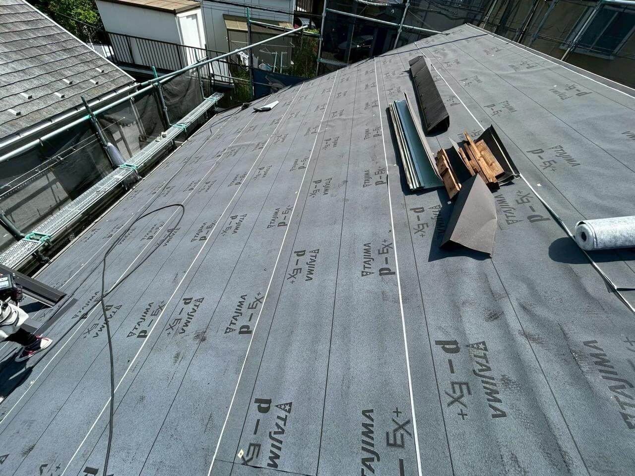 新しい屋根材を施工する前の下葺き材の状態。
