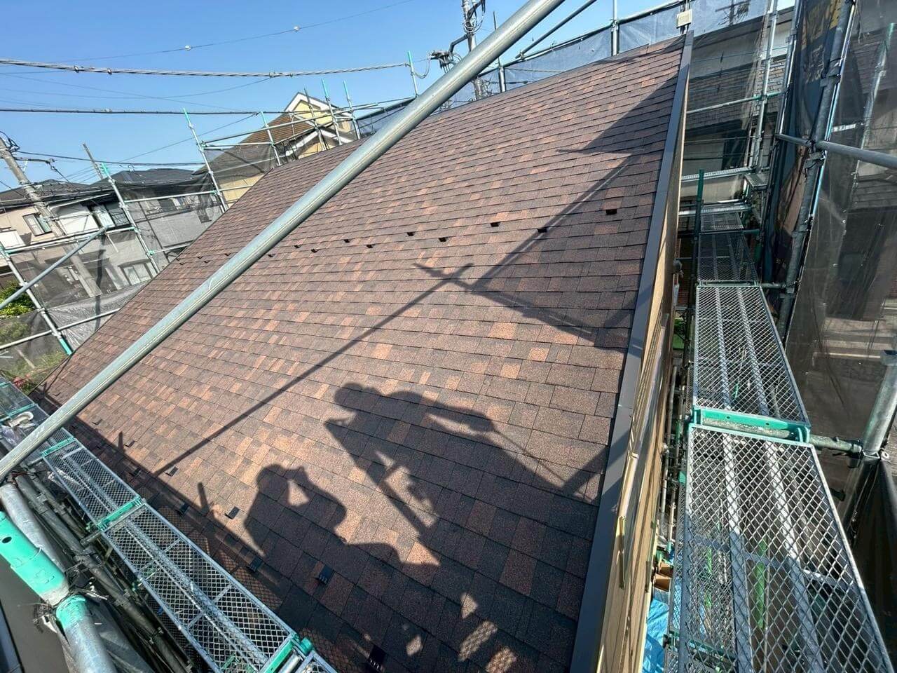 新設した屋根材の濃淡が分かる別の角度の写真。