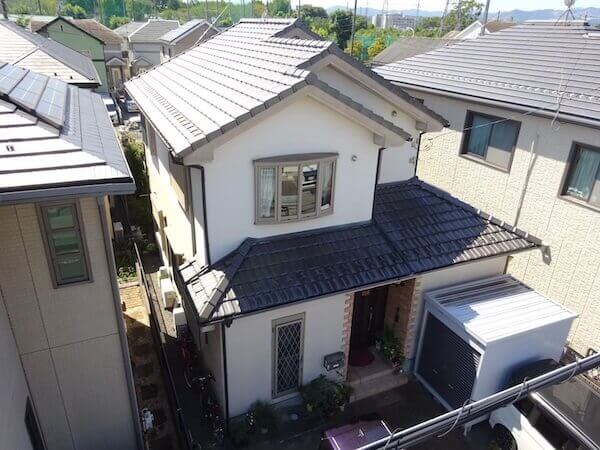 あきる野市の戸建て住宅の屋根・雨樋・外壁を見渡す外観